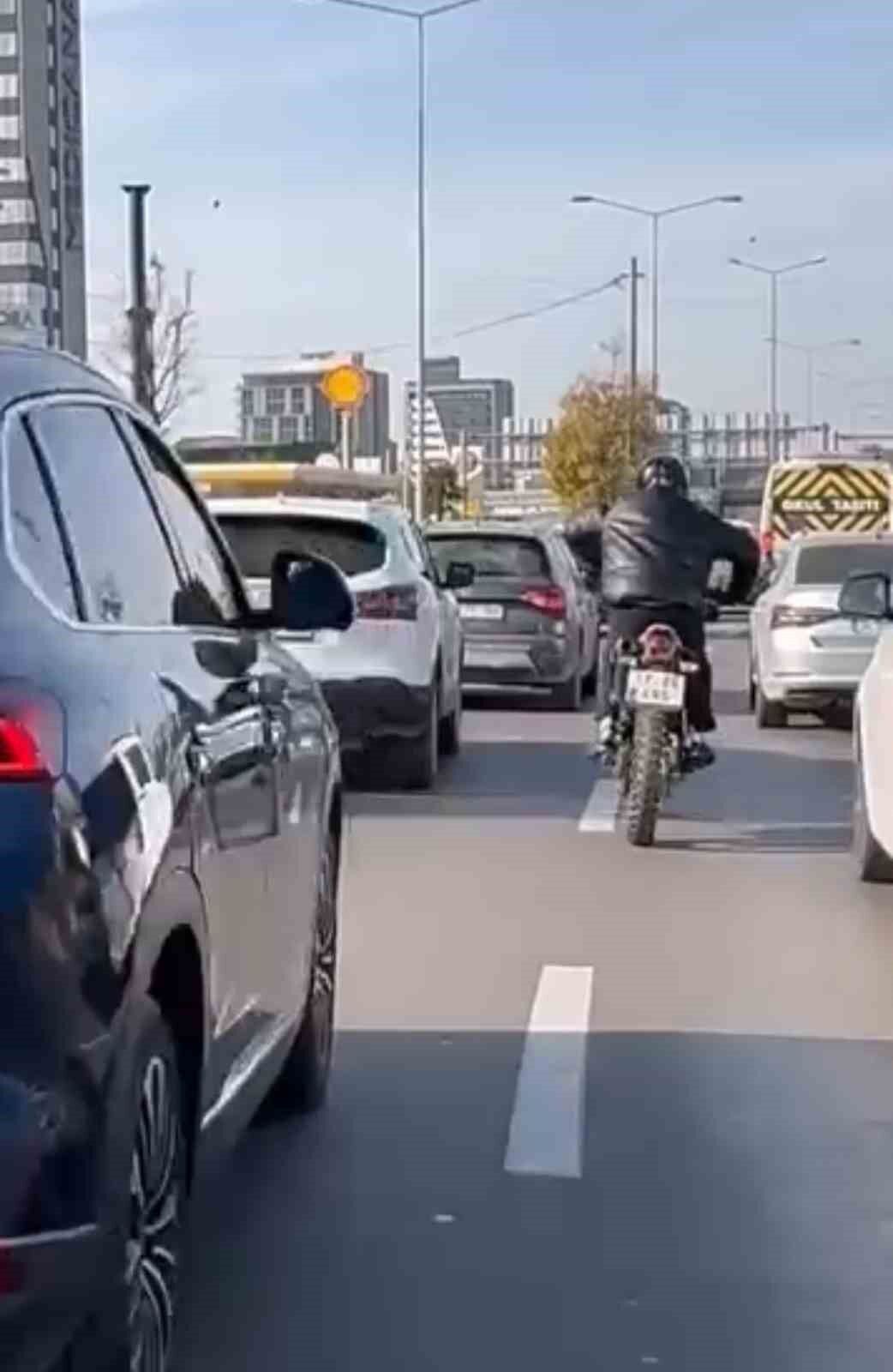 Motosikleti at sürer gibi sürdü