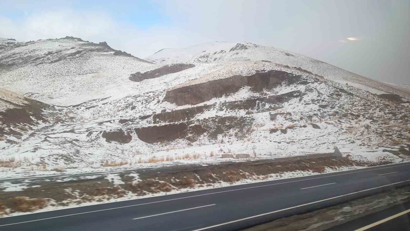 Başkale’de kar yağışı etkili oldu
