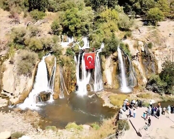 Muradiye Şelalesi’nde Türk bayrağı dalgalandı